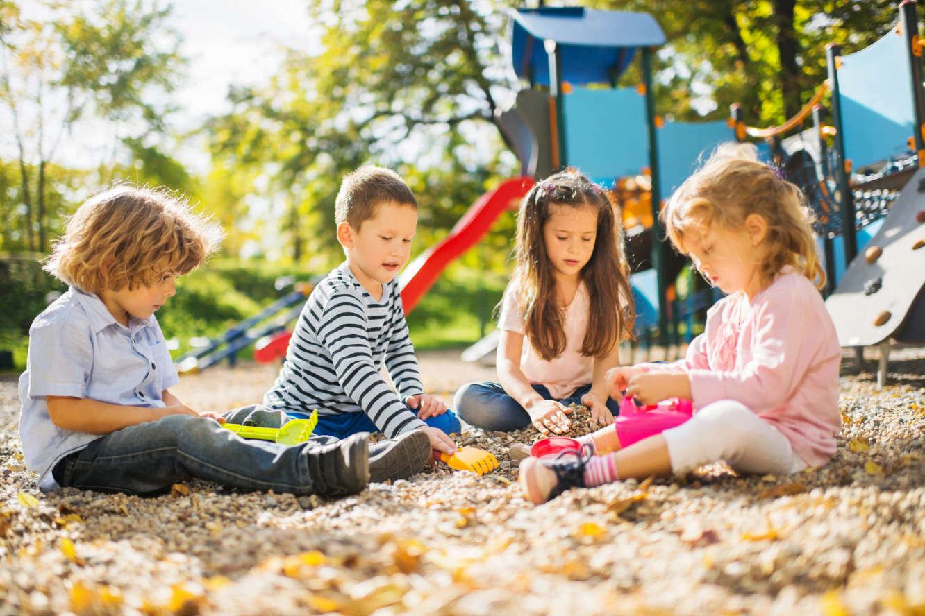 Дети, играющие в парке на территории жилого комплекса Robin City