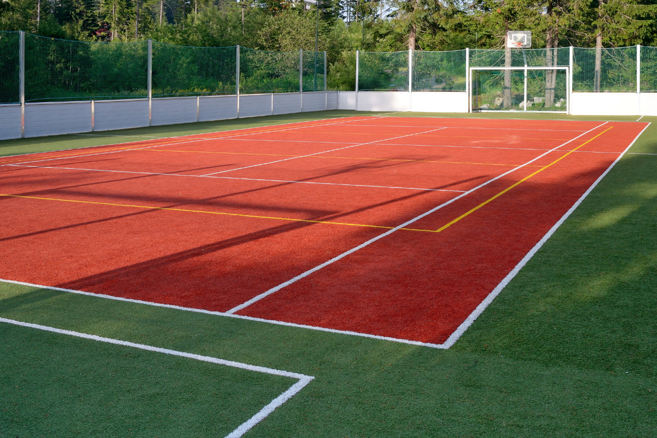 Футбольное поле и спортивные зоны на территории жилого комплекса Robin City