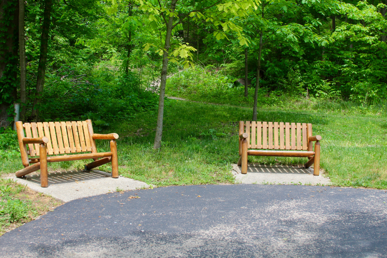 Зоны отдыха с лавочками и беседками на территории жилого комплекса Robin City